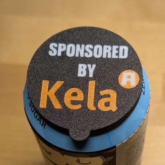 "Sponsored by Kela" Tölkin kansi Musta