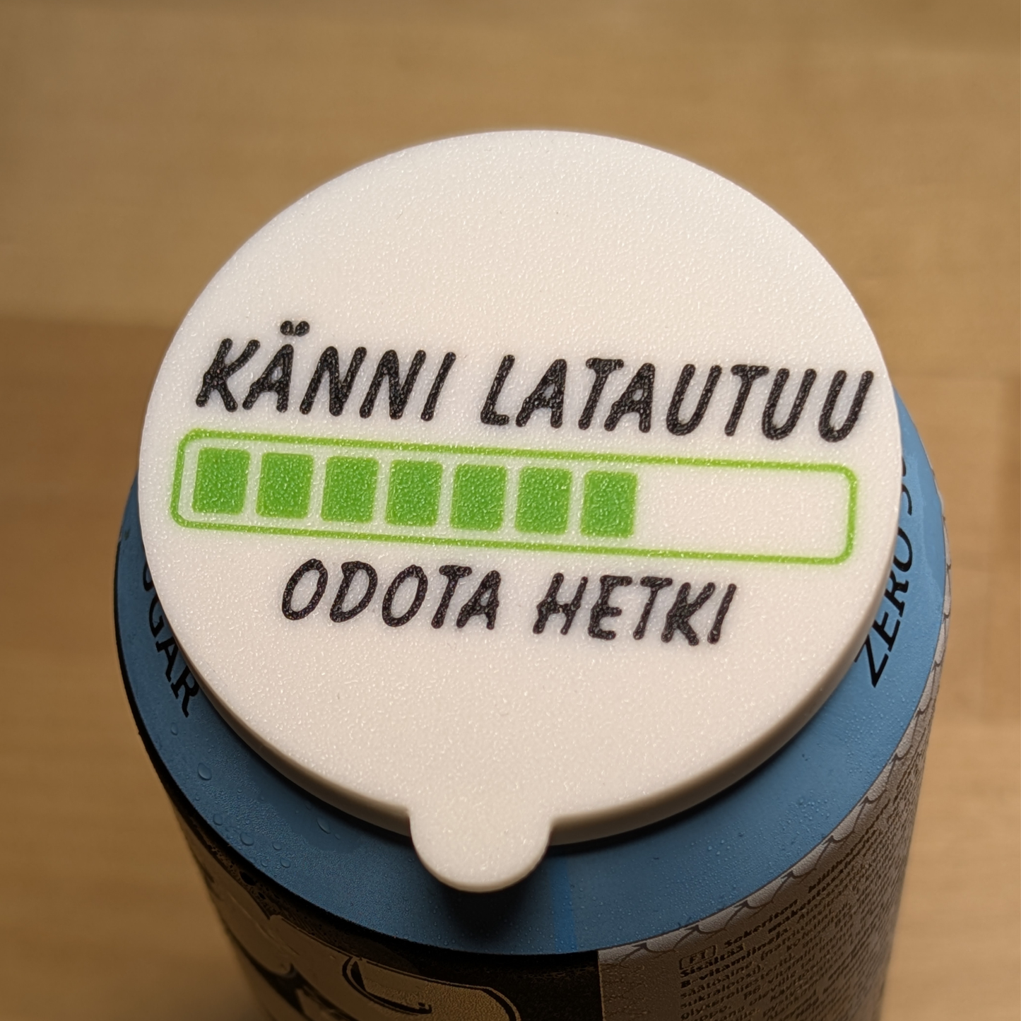 "Känni latautuu" Tölkin kansi