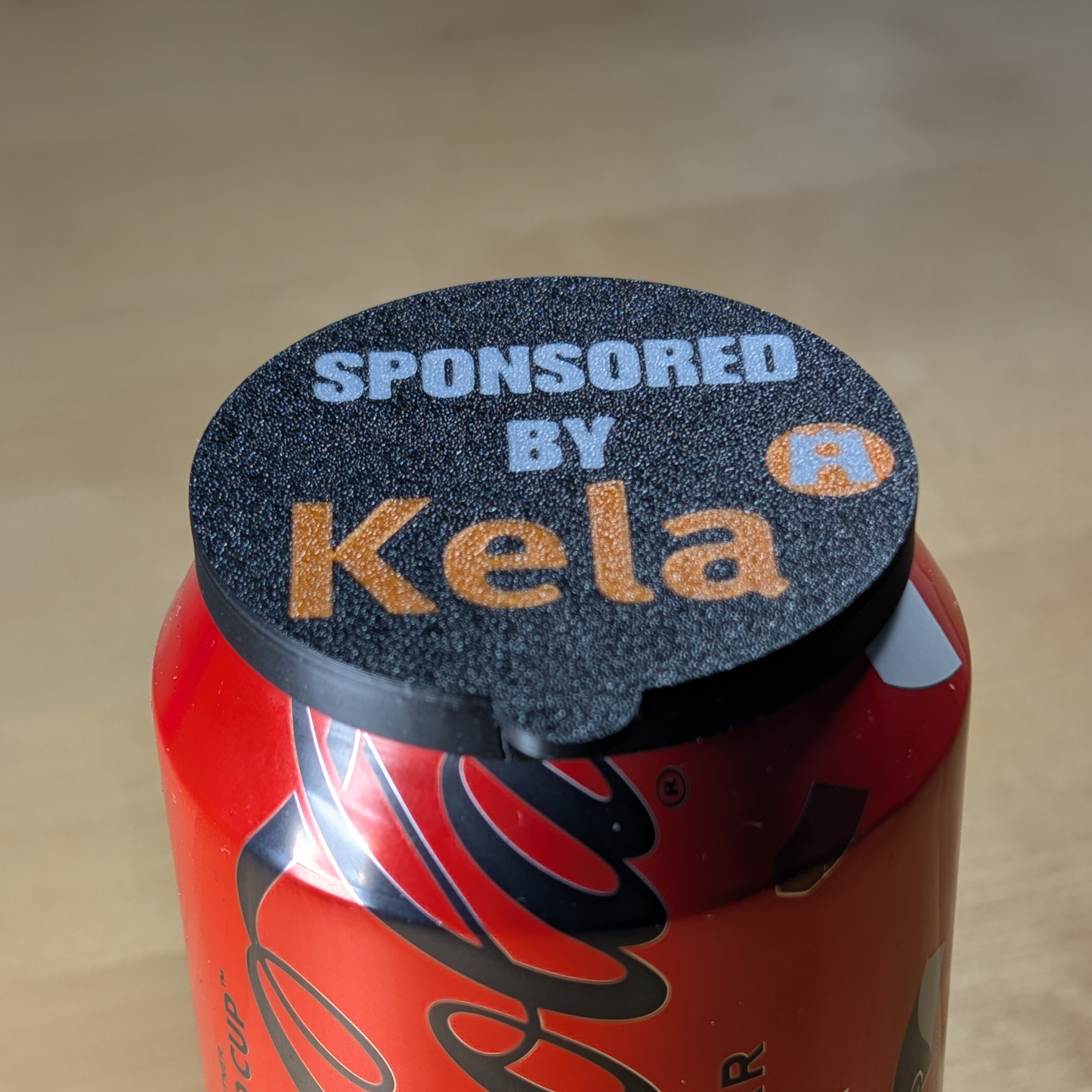 "Sponsored by Kela" Tölkin kansi Musta