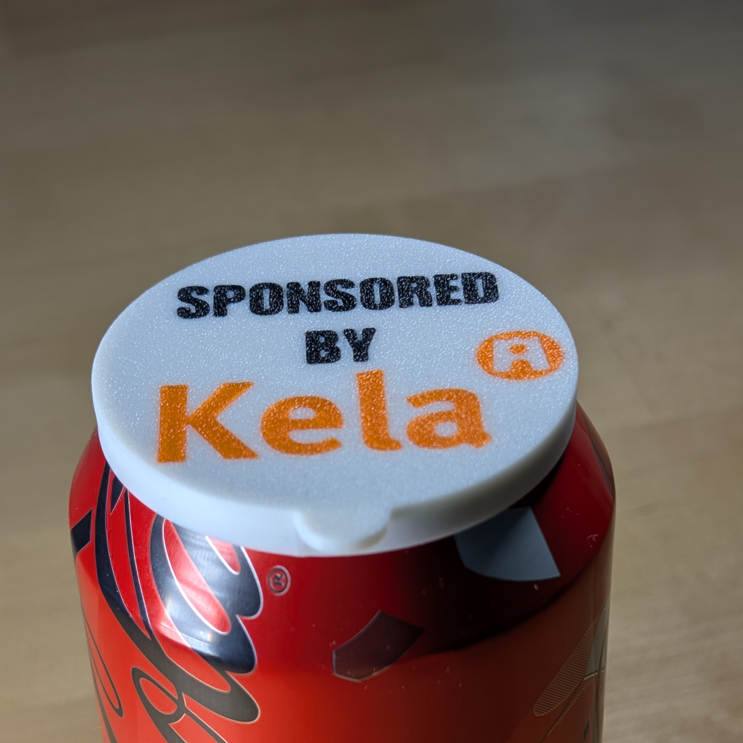 "Sponsored by Kela" Tölkin kansi Valkoinen