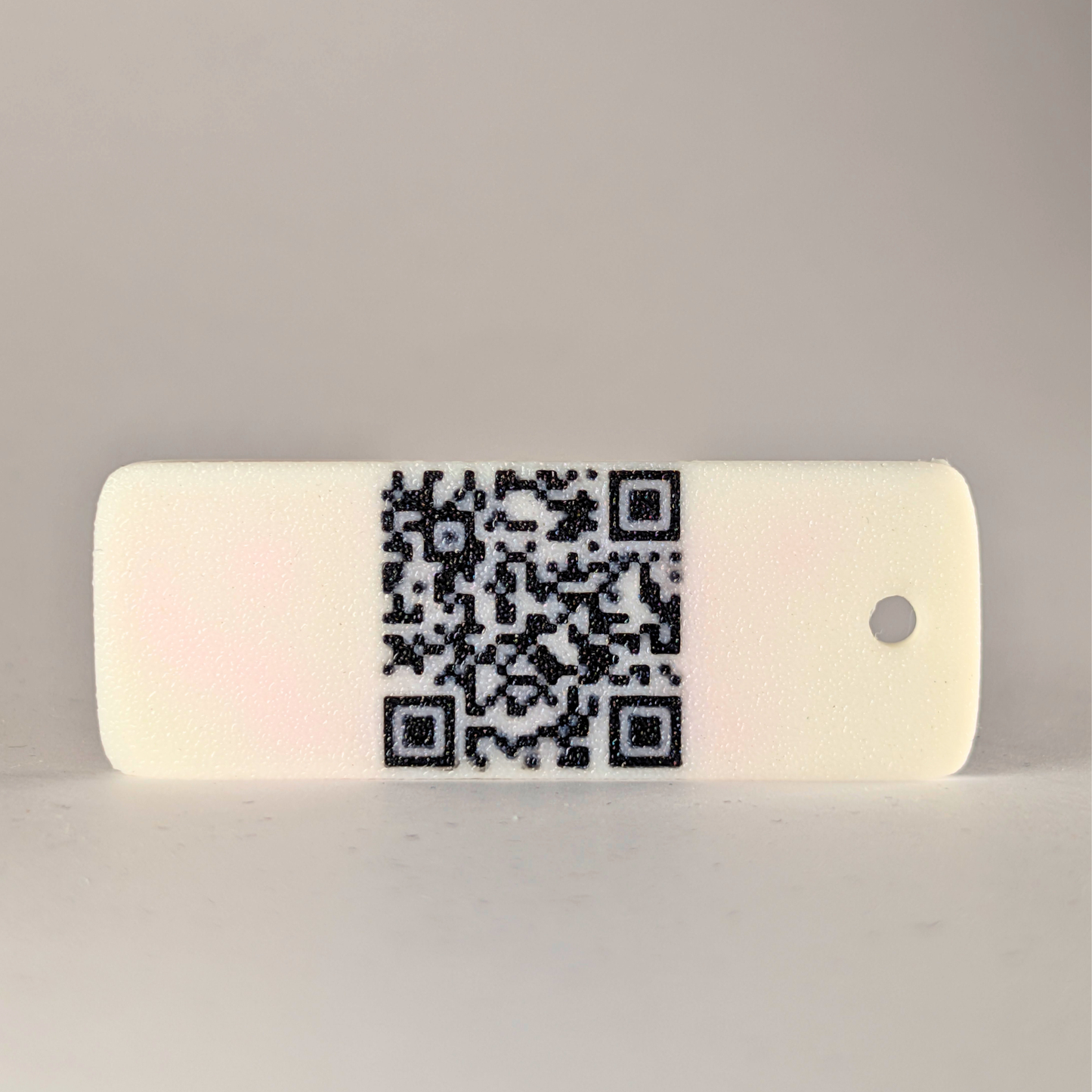 Personoitu avaimenperä – oma logo, teksti tai QR-koodi